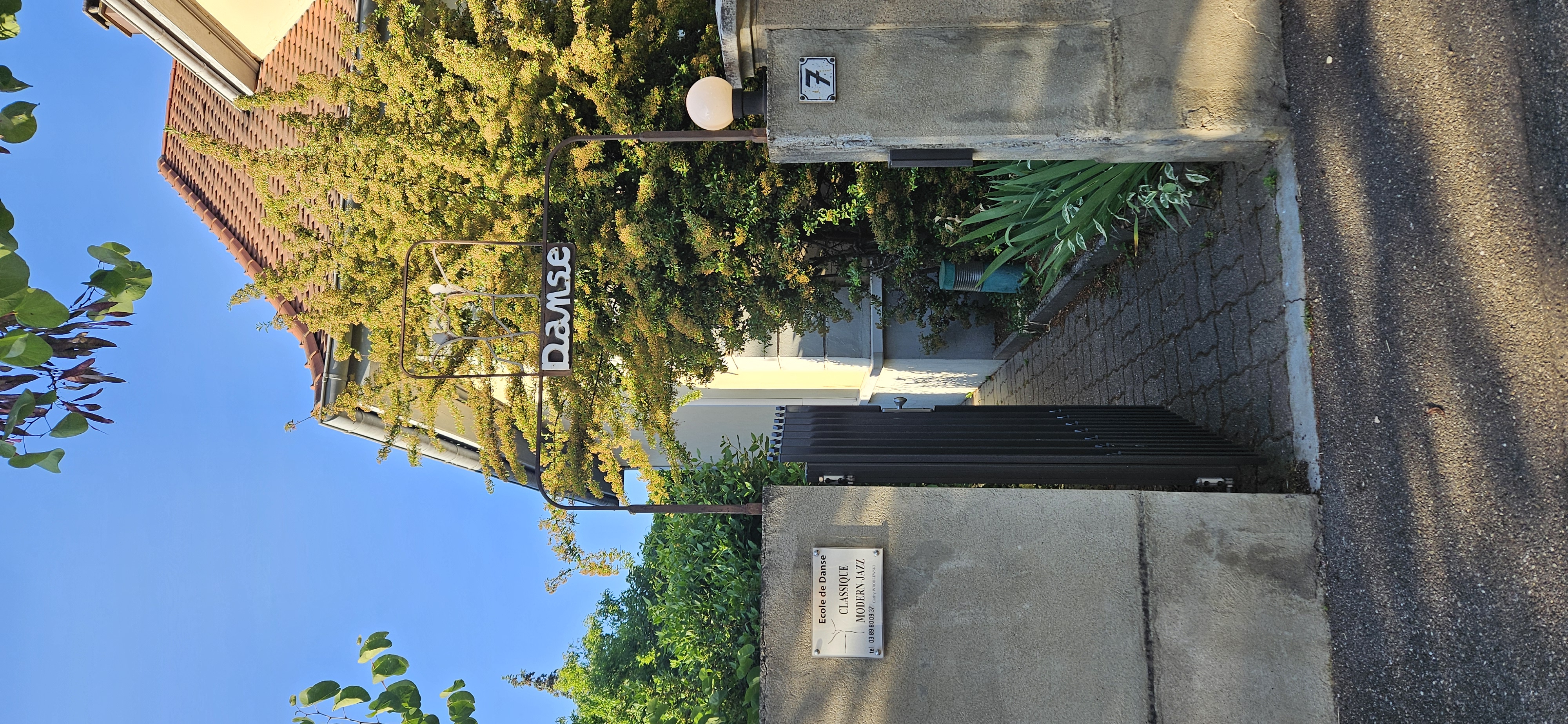 Entrée du studio rue des Tirailleurs donnant sur la rue